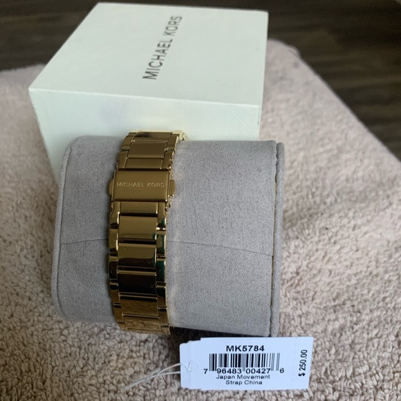Michael Kors Watch is used and has a few scratches - Picture 4 of 9